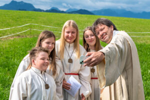 Großer Festsonntag in Siegharting: Feuerwehr und Schützen feiern ihre Jubiläen mit Gottesdienst, Festzug und viel gelebter Gemeinschaft
