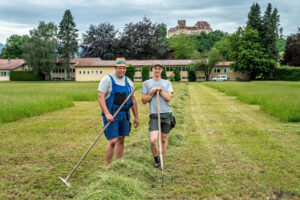 Wetzt die Sensen: Deutsche Meisterschaft im Handmähen in Neubeuern