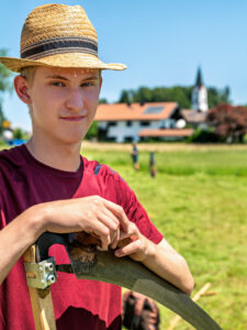Deutsche Meisterschaft im Handmähen in Neubeuern