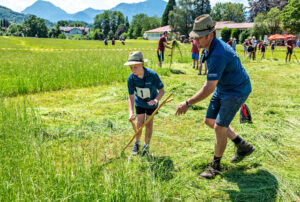 Deutsche Meisterschaft im Handmähen in Neubeuern