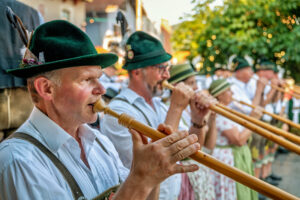 Ein Sommerabend wie aus dem Bilderbuch: Die Magie der 61. Marktbeleuchtung in Neubeuern