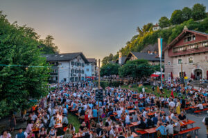 Ein Sommerabend wie aus dem Bilderbuch: Die Magie der 61. Marktbeleuchtung in Neubeuern