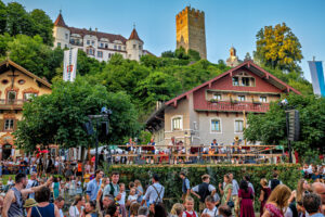 Ein Sommerabend wie aus dem Bilderbuch: Die Magie der 61. Marktbeleuchtung in Neubeuern