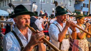 Ein Sommerabend wie aus dem Bilderbuch: Die Magie der 61. Marktbeleuchtung in Neubeuern