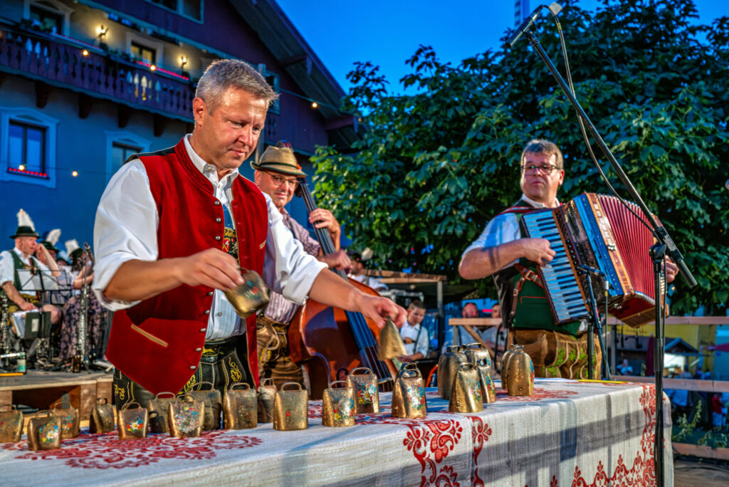 Ein Sommerabend wie aus dem Bilderbuch: Die Magie der 61. Marktbeleuchtung in Neubeuern