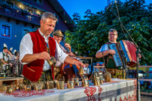 Ein Sommerabend wie aus dem Bilderbuch: Die Magie der 61. Marktbeleuchtung in Neubeuern