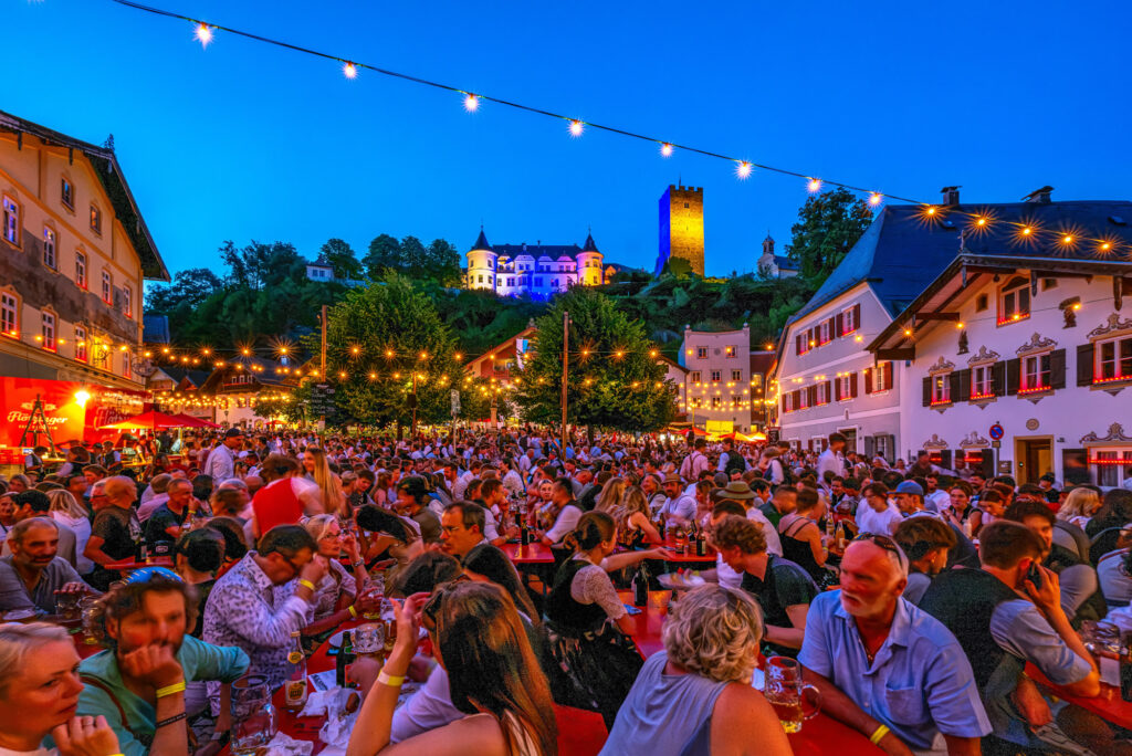 Ein Sommerabend wie aus dem Bilderbuch: Die Magie der 61. Marktbeleuchtung in Neubeuern