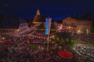 Ein Sommerabend wie aus dem Bilderbuch: Die Magie der 61. Marktbeleuchtung in Neubeuern