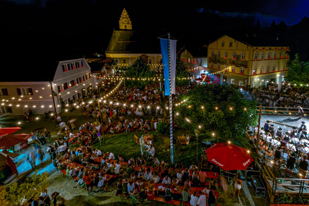 Ein Sommerabend wie aus dem Bilderbuch: Die Magie der 61. Marktbeleuchtung in Neubeuern