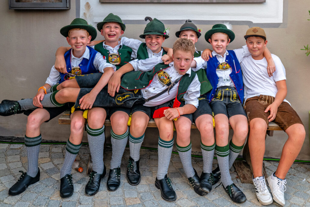 Auch der Trachtennachwuchs war bei der Marktbeleuchtung mit Freude dabei – eine kurze Pause auf der Bank wurde gleich zum fröhlichen Gruppenbild.