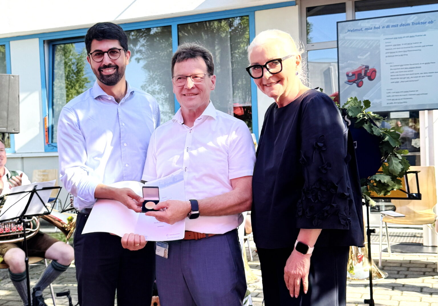 RO: Medaille für Dr. Helmut Schwarz – Samerberger Nachrichten