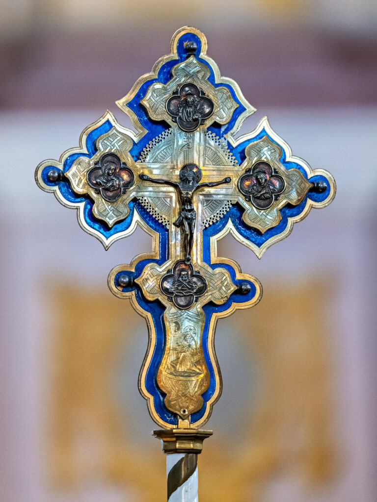 Das Prozessionskreuz der Münchner Bürgersaalkirche verweist auf den geistlichen Rahmen der Feierstunde, in der Hans Berger mit der Orlando-di-Lasso-Medaille ausgezeichnet wurde.