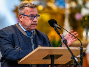 Höchste kirchenmusikalische Auszeichnung für Hans Berger: Der Oberaudorfer Kirchenmusiker, Komponist und Volksmusikpfleger erhielt in der Münchner Bürgersaalkirche die Orlando-di-Lasso-Medaille des Allgemeinen Cäcilienverbandes.