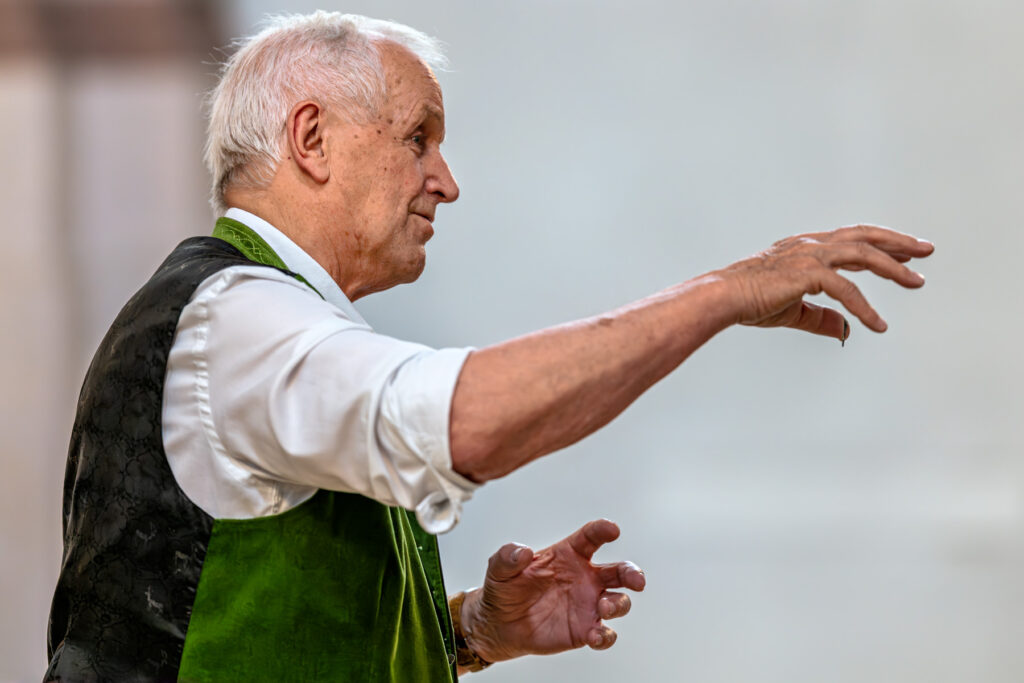 Hans Berger als Dirigent: Bei der Feierstunde zur Verleihung der Orlando-di-Lasso-Medaille führte er Chor und Ensemble selbst durch das Konzert.
