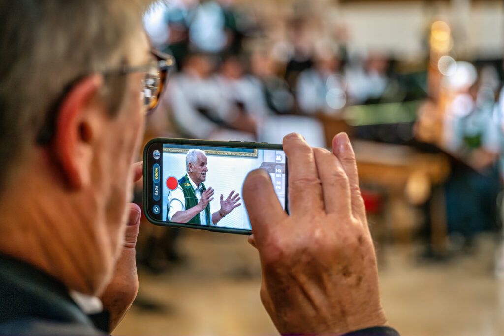 Viele Besucher hielten die besonderen Momente der Feierstunde mit ihren Mobiltelefonen fest – ein sichtbares Zeichen der großen Wertschätzung für Hans Berger.