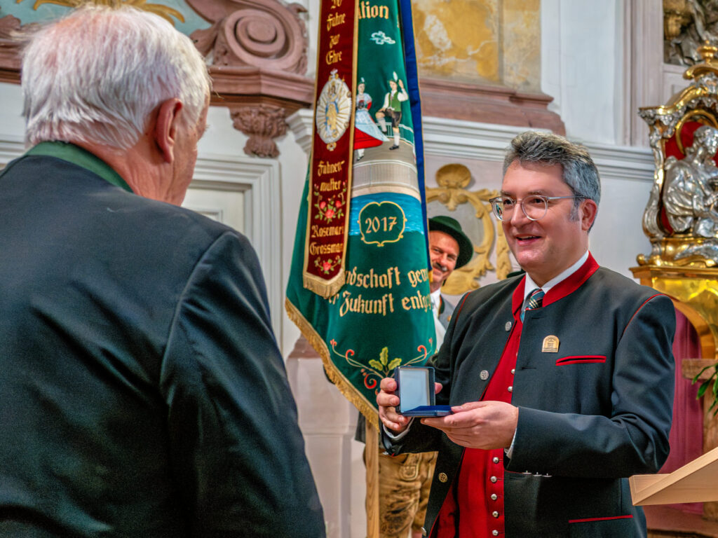 Die Übergabe der Medaille wurde zum emotionalen Höhepunkt der Feier. Hans Berger hielt Urkunde und Medaille in Händen, während der Applaus in der Bürgersaalkirche nicht enden wollte. In diesem Moment wurde sichtbar, dass hier nicht nur ein Komponist und Chorleiter ausgezeichnet wurde, sondern ein Musiker, dessen Arbeit über Jahrzehnte viele Menschen persönlich erreicht hat.