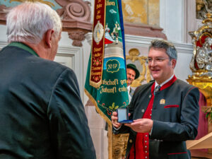 Höchste kirchenmusikalische Auszeichnung für Hans Berger: Der Oberaudorfer Kirchenmusiker, Komponist und Volksmusikpfleger erhielt in der Münchner Bürgersaalkirche die Orlando-di-Lasso-Medaille des Allgemeinen Cäcilienverbandes.