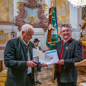 Höchste kirchenmusikalische Auszeichnung für Hans Berger: Der Oberaudorfer Kirchenmusiker, Komponist und Volksmusikpfleger erhielt in der Münchner Bürgersaalkirche die Orlando-di-Lasso-Medaille des Allgemeinen Cäcilienverbandes.
