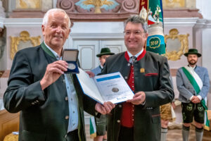 Höchste kirchenmusikalische Auszeichnung für Hans Berger: Der Oberaudorfer Kirchenmusiker, Komponist und Volksmusikpfleger erhielt in der Münchner Bürgersaalkirche die Orlando-di-Lasso-Medaille des Allgemeinen Cäcilienverbandes.