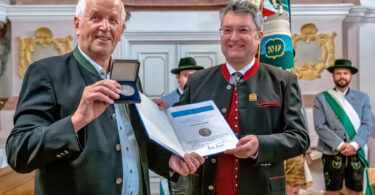 Höchste kirchenmusikalische Auszeichnung für Hans Berger: Der Oberaudorfer Kirchenmusiker, Komponist und Volksmusikpfleger erhielt in der Münchner Bürgersaalkirche die Orlando-di-Lasso-Medaille des Allgemeinen Cäcilienverbandes.
