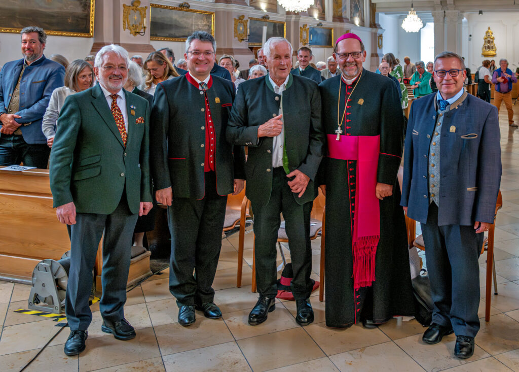 Hans Berger im Kreis der Ehrengäste nach der Verleihung der Orlando-di-Lasso-Medaille in der Münchner Bürgersaalkirche: Oberaudorfs Bürgermeister Dr. Matthias Bernhardt, Josef M. Redl, Johann Simon Kreuzpointner, Hans Berger, Weihbischof Wolfgang Bischof und Prof. Dr. Wolf, Präsident der Bayerischen Einigung.