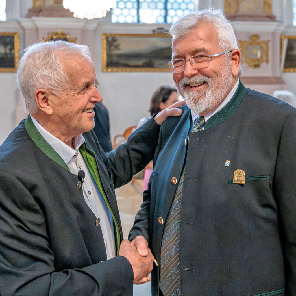 Sebastian Friesinger, Landesvorsitzender des Bayernbunds und Mitglied des Bayerischen Landtags, gratulierte Hans Berger persönlich zur Verleihung der Orlando-di-Lasso-Medaille.