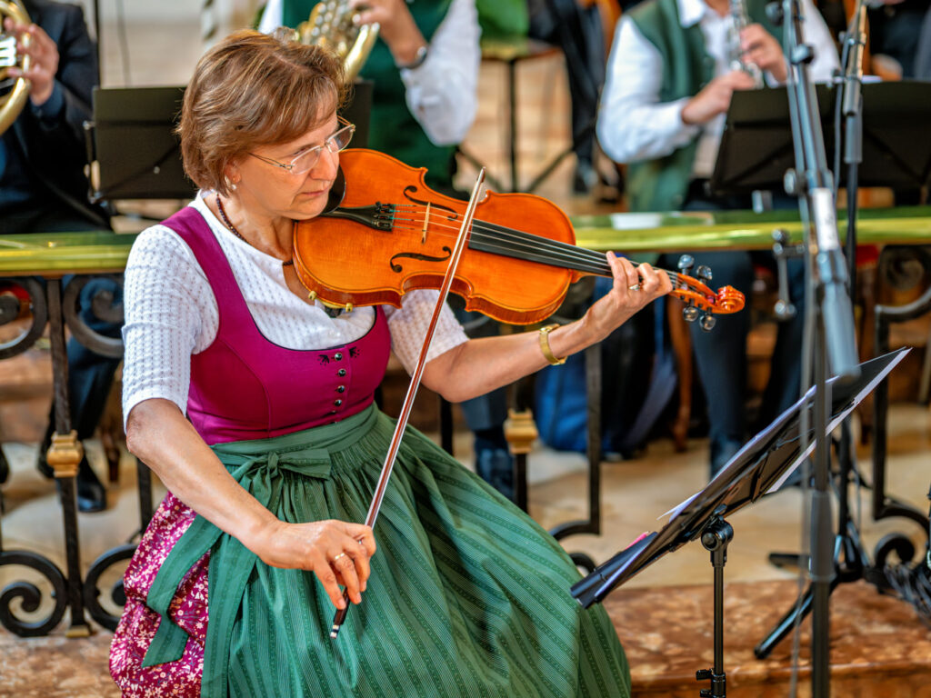 Evi Plomer an der Viola