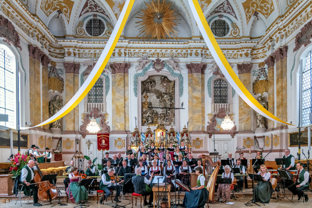 Der Montini-Chor und das Große Ensemble Hans Berger gestalteten die Feierstunde zur Verleihung der Orlando-di-Lasso-Medaille in der Münchner Bürgersaalkirche musikalisch.
