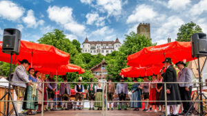 Tracht, Handwerk und gelebte Heimat auf dem Neubeurer Marktplatz