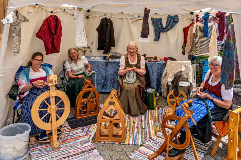 Tracht, Handwerk und gelebte Heimat auf dem Neubeurer Marktplatz