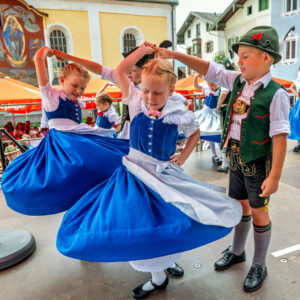 Tracht, Handwerk und gelebte Heimat auf dem Neubeurer Marktplatz
