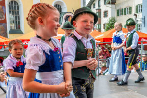 Tracht, Handwerk und gelebte Heimat auf dem Neubeurer Marktplatz