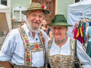 Tracht, Handwerk und gelebte Heimat auf dem Neubeurer Marktplatz