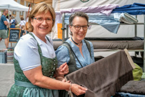 Tracht, Handwerk und gelebte Heimat auf dem Neubeurer Marktplatz