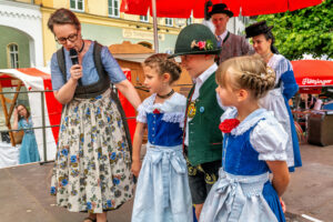 Tracht, Handwerk und gelebte Heimat auf dem Neubeurer Marktplatz