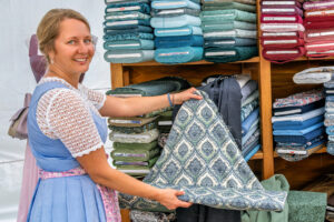 Tracht, Handwerk und gelebte Heimat auf dem Neubeurer Marktplatz
