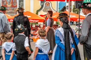 Tracht, Handwerk und gelebte Heimat auf dem Neubeurer Marktplatz