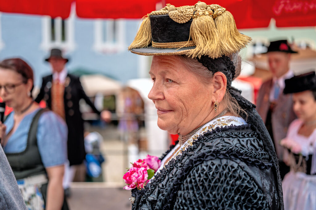 Tracht, Handwerk und gelebte Heimat auf dem Neubeurer Marktplatz