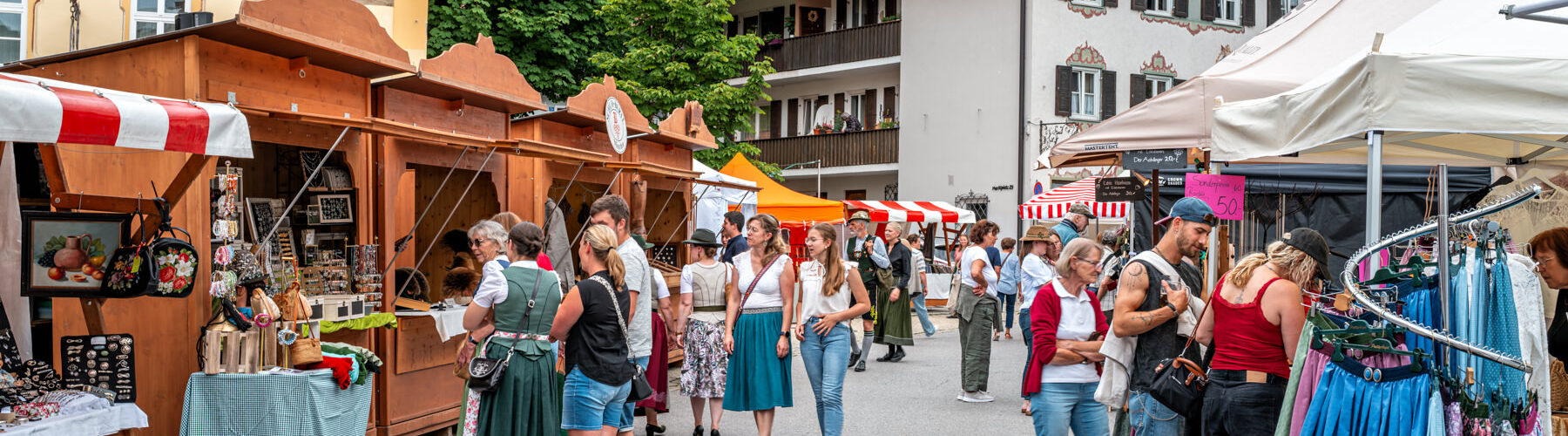 Tracht, Handwerk und gelebte Heimat auf dem Neubeurer Marktplatz