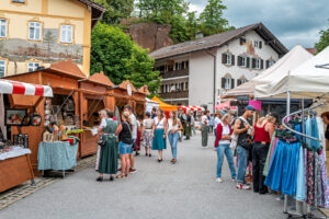 Tracht, Handwerk und gelebte Heimat auf dem Neubeurer Marktplatz