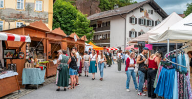 Tracht, Handwerk und gelebte Heimat auf dem Neubeurer Marktplatz