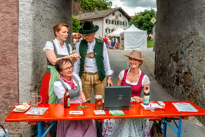 Tracht, Handwerk und gelebte Heimat auf dem Neubeurer Marktplatz