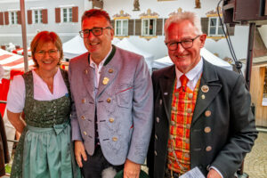 Tracht, Handwerk und gelebte Heimat auf dem Neubeurer Marktplatz