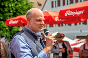 Tracht, Handwerk und gelebte Heimat auf dem Neubeurer Marktplatz