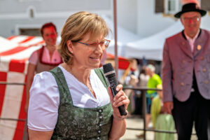 Tracht, Handwerk und gelebte Heimat auf dem Neubeurer Marktplatz