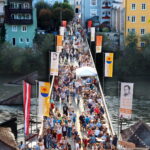Beste Stimmung herrscht beim grenzüberschreitenden Brückenfest in Burghausen.