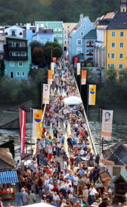 Beste Stimmung herrscht beim grenzüberschreitenden Brückenfest in Burghausen.