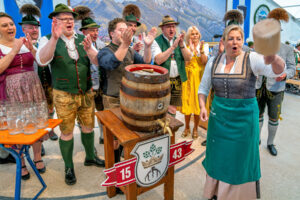 Bürgermeisterin und Schirmherrin Susanne Grandauer eröffnete das Fest im voll besetzten Festzelt mit drei festen Schlägen auf das Bierfass – und durfte anschließend unter großem Beifall verkünden: „O’zapft is!