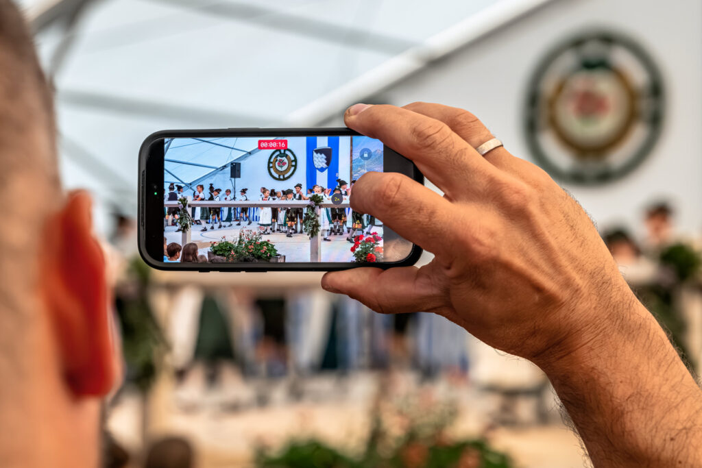 Die Auftritte der Kindergruppe gehörten zu den besonders herzlichen Momenten des Eröffnungsabends – viele Eltern hielten den Bühnenauftritt stolz mit dem Handy fest.