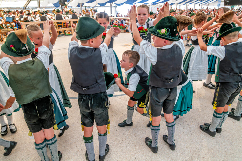 Die Kindergruppe des GTEV Alpenrose Nußdorf zeigte beim Festauftakt, wie lebendig die Weitergabe des Brauchtums an die junge Generation gepflegt wird.
